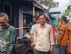 Pemkab Barito Utara Tinjau Lokasi Kebakaran di Lanjas, Serahkan Bantuan untuk Korban