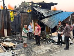 Bupati Barito Utara Tinjau Korban Kebakaran