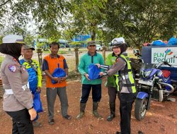 Jum’at Berkah, Sat Lantas Polresta Tanjungpinang Bagikan Bansos Kepada Pekerja Lingkungan Hidup