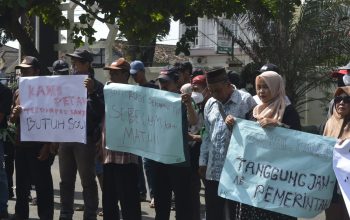 Aliansi Petani Menggugat Tuntut Pemkot & DPRD Cari Solusi Akibat Gagal Panen Terendam Banjir  ‎ ‎