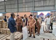 Wakil Bupati Azwar Cek Stok Penyaluran Bansos di Perum Bulog  ‎