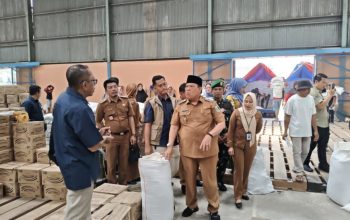 Wakil Bupati Azwar Cek Stok Penyaluran Bansos di Perum Bulog  ‎