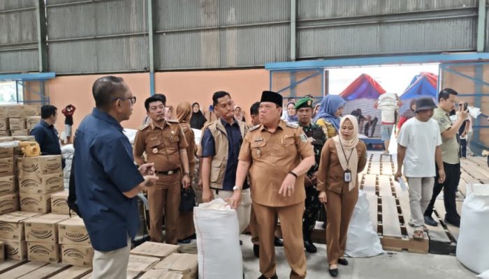 Wakil Bupati Azwar Cek Stok Penyaluran Bansos di Perum Bulog  ‎