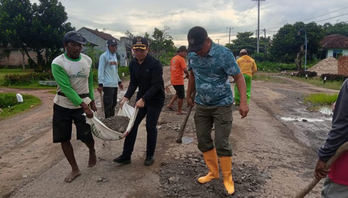 Wabup Nadirsyah Kobarkan Semangat Gotong Royong, Jalan Rusak di Margo Mulyo Mulai Dibenahi Bersama Warga