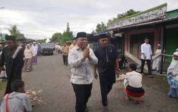 Bupati Halut Maluku Utara Serahkan Hewan Kurban di Masjid Attaqwa Malifut