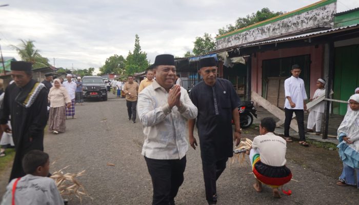 Bupati Halut Maluku Utara Serahkan Hewan Kurban di Masjid Attaqwa Malifut