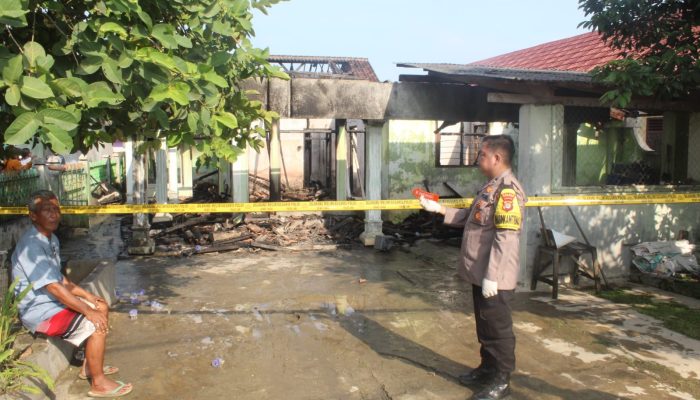 Diduga Korsleting Saat Cas HP, Rumah Warga di Pekon Wates Ludes Terbakar