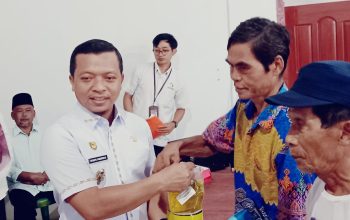 Bupati Pringsewu Serahkan Bantuan Pangan kepada Masyarakat Pekon Rejosari