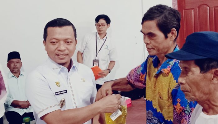 Bupati Pringsewu Serahkan Bantuan Pangan kepada Masyarakat Pekon Rejosari