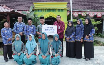 BRI BO Liwa melalui YBM BRILiaN Serahkan Beasiswa kepada 17 Siswa di Lampung Barat dan Pesisir Barat