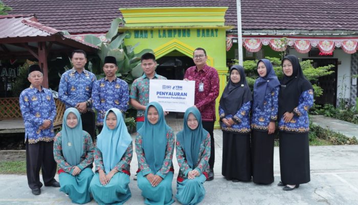 BRI BO Liwa melalui YBM BRILiaN Serahkan Beasiswa kepada 17 Siswa di Lampung Barat dan Pesisir Barat