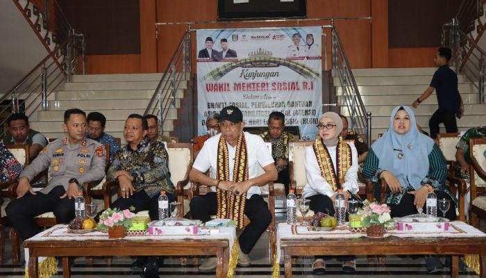 Kunjungi Pringsewu, Wakil Menteri Sosial RI Serahkan Bantuan ATENSI