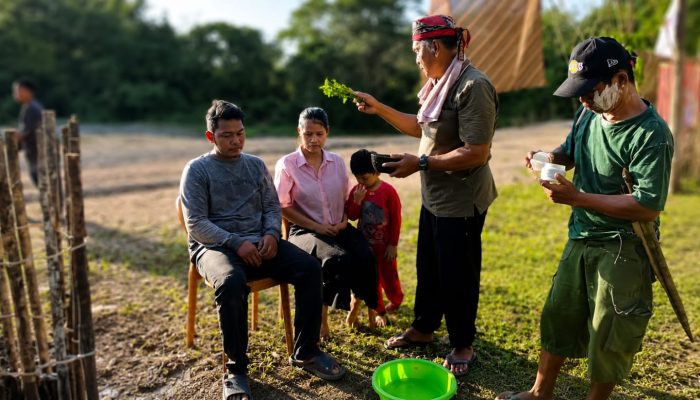 Prosesi Ngompokng Warnai Pernikahan Adat Dayak Tunjung Benuaq ‘Denis dan Sonia’