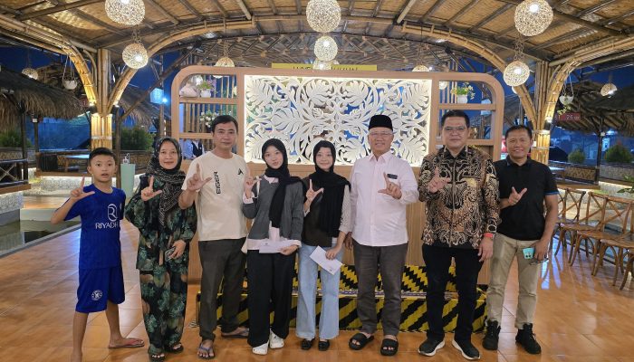 Mukhlis Basri Sambangi Keluarga Siswa Kembar Asal Krui yang Lolos UI, Beri Dukungan di Perantauan