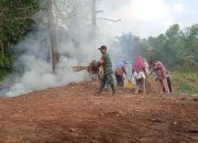 Sambut HUT RI ke-81, Babinsa Serka Isrianto dan Warga Bandar Dalam Gelar Gotong Royong Massal