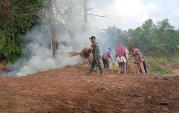 Sambut HUT RI ke-81, Babinsa Serka Isrianto dan Warga Bandar Dalam Gelar Gotong Royong Massal