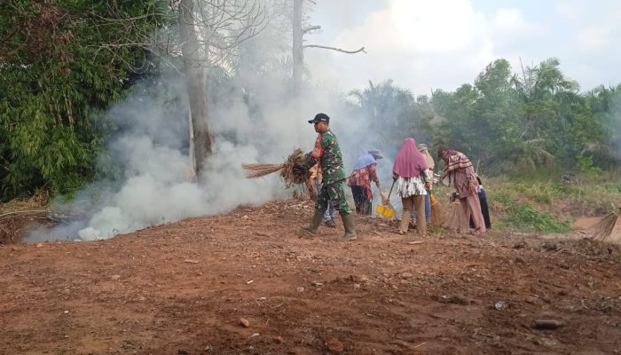 Sambut HUT RI ke-81, Babinsa Serka Isrianto dan Warga Bandar Dalam Gelar Gotong Royong Massal
