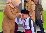 Bupati Way Kanan Tinjau Pelaksanaan Gerakan Ayah Mengantar Anak Sekolah
