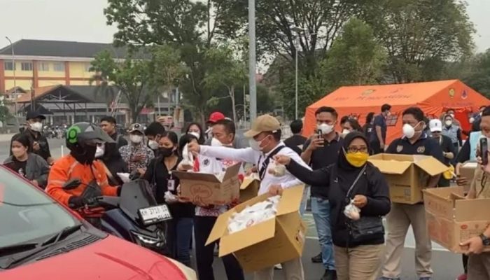 Peduli Kesehatan dan Karhutla, 113 Wartawan Bersama Gubernur Kalteng Bagikan Masker di Bundaran Besar Talawang