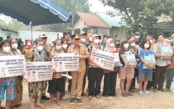 Gubernur Kalteng Sambangi Warga Sei Gohong, Salurkan Bansos dan Kartu Huma Betang Sejahtera