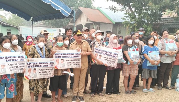 Gubernur Kalteng Sambangi Warga Sei Gohong, Salurkan Bansos dan Kartu Huma Betang Sejahtera