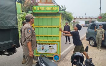 Bikin Semrawut Parkiran Jalan Hang Tuah, Gerobak Es Kiamboy dan Es Teh Nusantara Ditertibkan Satpol PP