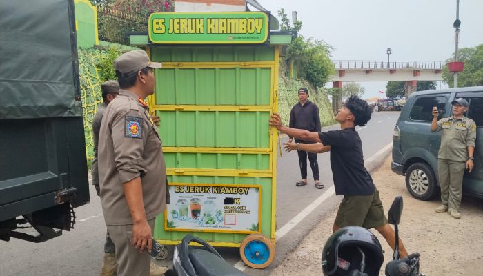 Bikin Semrawut Parkiran Jalan Hang Tuah, Gerobak Es Kiamboy dan Es Teh Nusantara Ditertibkan Satpol PP