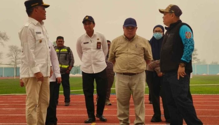 Agustiar Sabran berbincang dengan Kepala Dinas PUPR Juni Gultom dan Kepala Dishut Agustan Saining di Pangkalan Bun