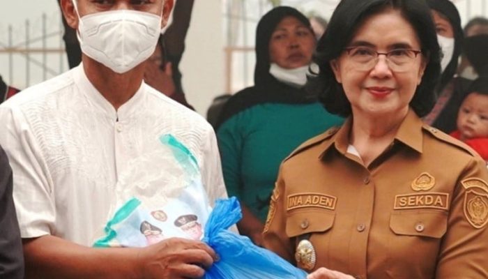 Sekda Kalteng Serahkan Bantuan Pangan dan KHBS untuk Warga Menteng