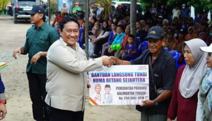 1.000 Paket Bantuan Pangan di Serahkan Wagub Edy Pratowo