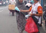 Kabut Asap Mengganggu Warga Buntok, ORARI Bagikan Ribuan Masker