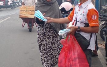 Kabut Asap Mengganggu Warga Buntok, ORARI Bagikan Ribuan Masker