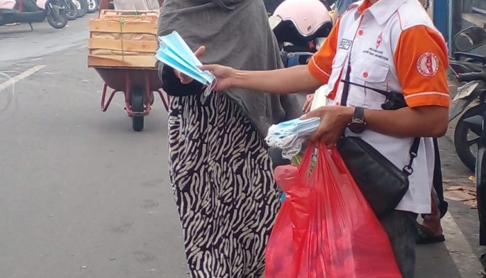 Kabut Asap Mengganggu Warga Buntok, ORARI Bagikan Ribuan Masker