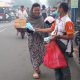 Kabut Asap Mengganggu Warga Buntok, ORARI Bagikan Ribuan Masker