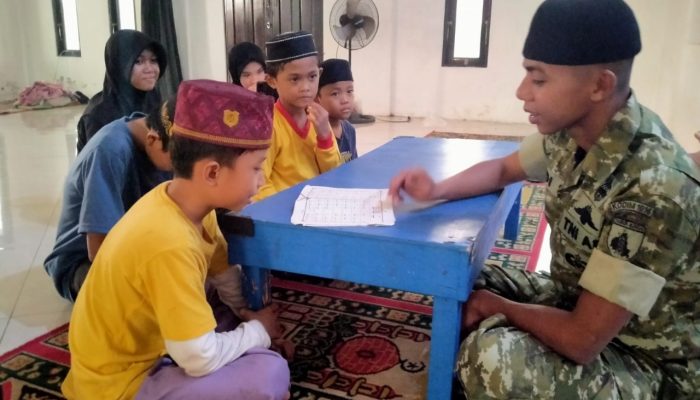 Di Sela Kegiatan TMMD, Anggota Satgas Ajarkan Anak-Anak Mengaji