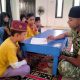 Di Sela Kegiatan TMMD, Anggota Satgas Ajarkan Anak-Anak Mengaji